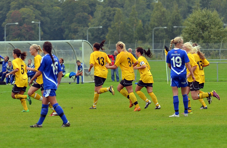2011_0911_01.JPG - Glada Södratjejer på väg tillbaka till mitten efter Elin Segerstedt 1-0 mål på frispark